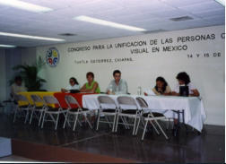 Otro intento de unificacin, Tuxtla Gutirrez, 2003. Aurelio Hernndez retom la lucha y convoc a varias asociaciones. Nuevo intento fallido. En la foto aparece Aurelio, Anita (de CECAPI, Durango), Marta Cabrera y Alejandro Fernndez, director de una esc