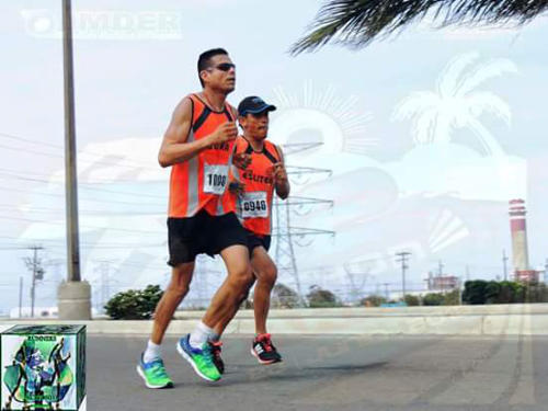 Jóven con ceguera participando en maratón