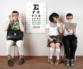 Personas con oftalmólogo midiendo agudeza visual