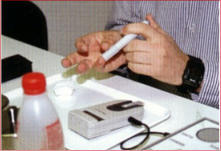 Persona tomándose muestra de sangre para medir glucosa